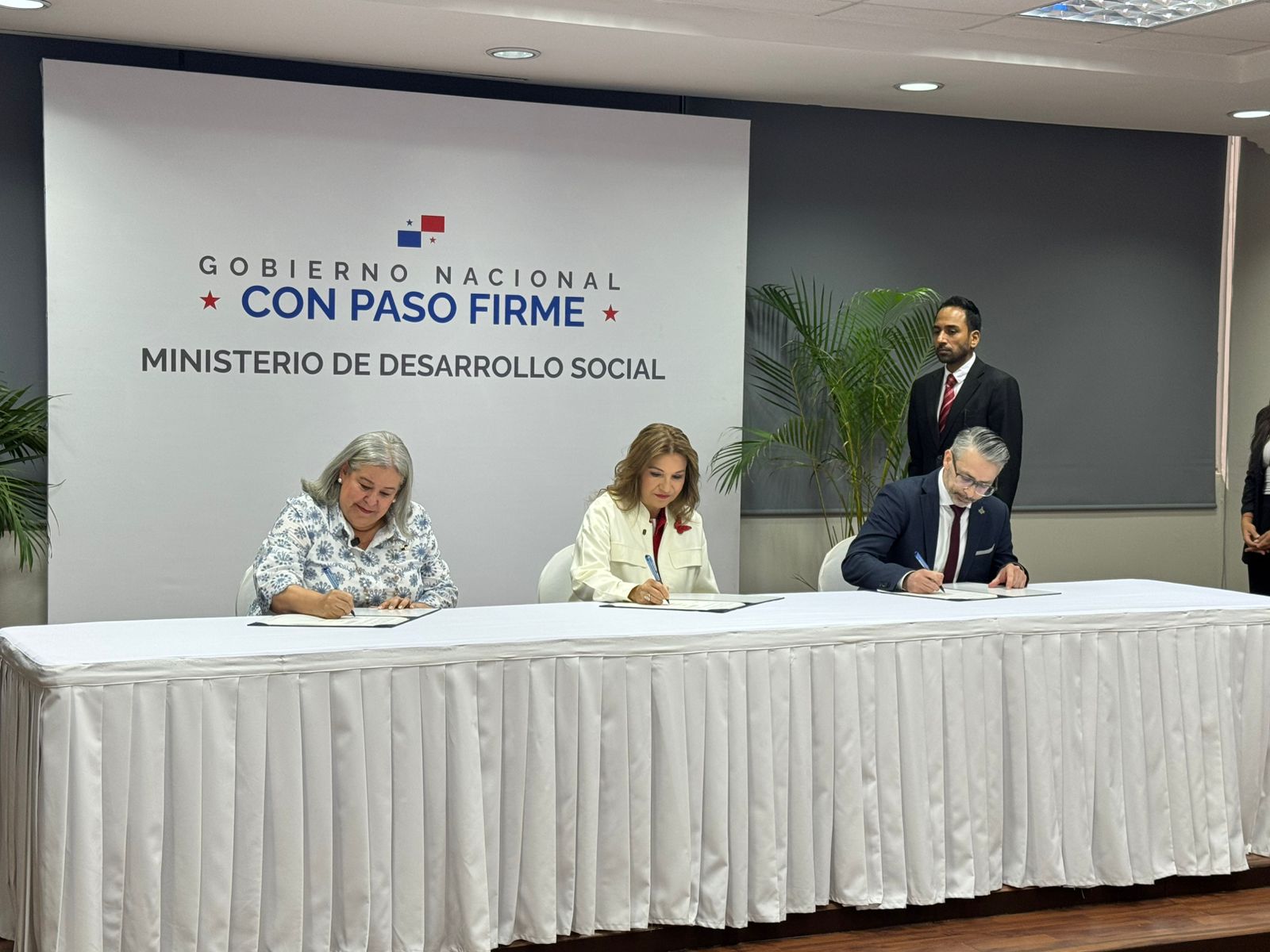 Firma convenio cooperación internacional Artesanos AI Smart Education